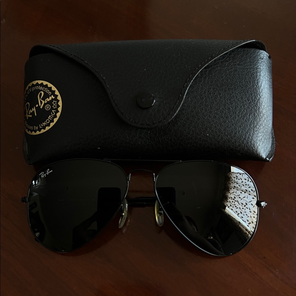 SOLD! Ray-Ban Aviator Classic Black sunglasses